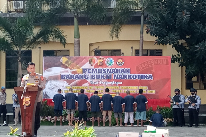 Pemusnahan sabu tersebut hasil dari operasi penegakan hukum sepanjang 2021.
