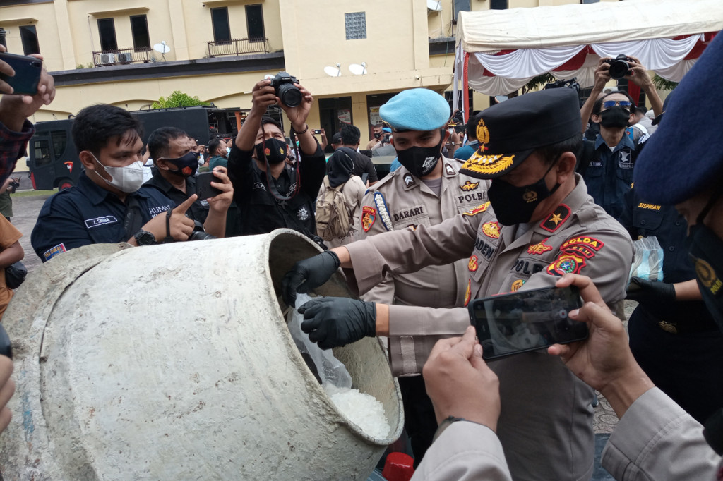 Sebelum dimusnahkan ratusan kilogram sabu itu telah diuji dengan alat penguji khusus dari BPOM Banda Aceh, kemudian dimusnahkan dengan cara dihancurkan menggunakan blender dan mesin pengaduk semen. 