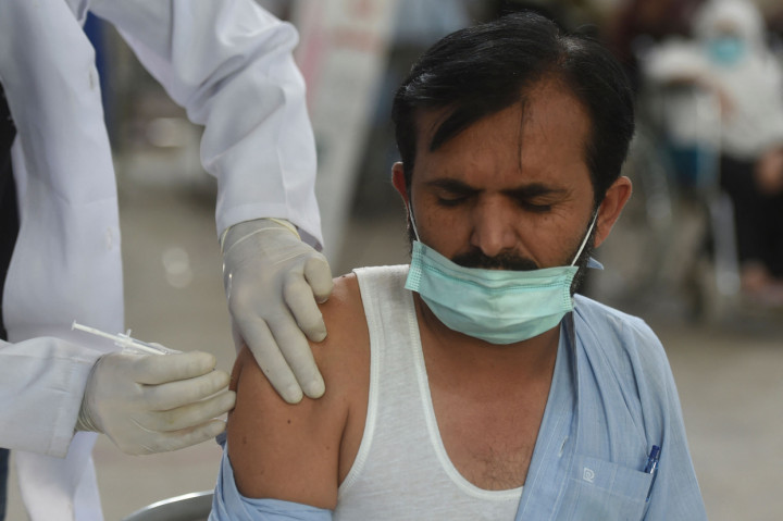 Petugas kesehatan menyuntikkan vaksin korona Sinopharm, di pusat vaksinasi, di Karachi, Pakistan.