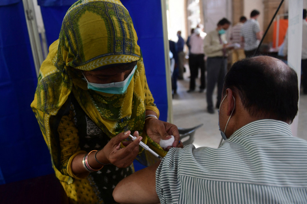 Pakistan telah mulai memvaksinasi orang yang berusia 60 tahun ke atas untuk melindungi mereka dari Covid-19 di tengah peningkatan kasus penularan dan kematian yang stabil akibat virus tersebut.