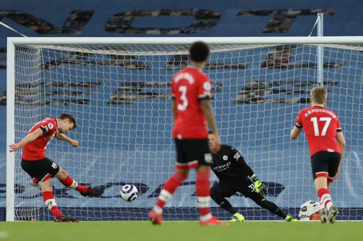 Keunggulan itu tak bertahan lama. 10 menit kemudian Southampton berhasil menyamakan kedudukan melalui eksekusi penalti James Ward-Prowse setelah Jannik Vestergaard dijatuhkan oleh Aymeric Laporte.