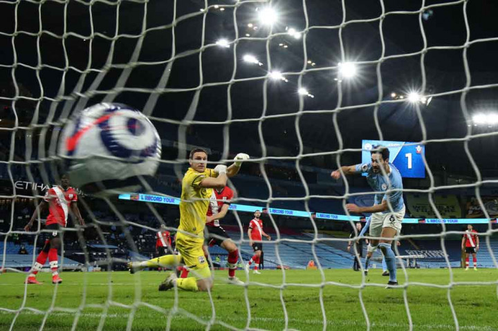 Tepat pada momen terakhir injury time babak pertama, Ilkay Gundogan memperlebar keunggulan City jadi 3-1 setelah sigap mencocor bola muntah tembakan De Bruyne yang memantul dari tiang gawang.