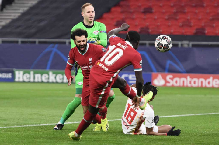 Kedua tim memasuki pertandingan dengan sama-sama menerapkan permainan intensitas tinggi dan garis pertahanan yang tinggi, membuat babak pertama berlangsung seru kendati tak ada gol yang tercipta.