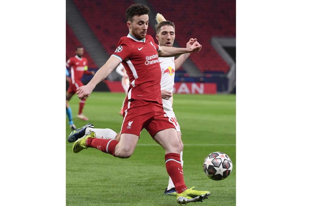 Memasuki babak kedua Liverpool menciptakan peluang lebih dulu lewat Diogo Jota. Namun bola masih mengarah lurus ke arah Gulacsi. Pun jika masuk ke gawang, gol itu akan dianulir sebab hakim garis sudah mengangkat bendera pertanda offside.