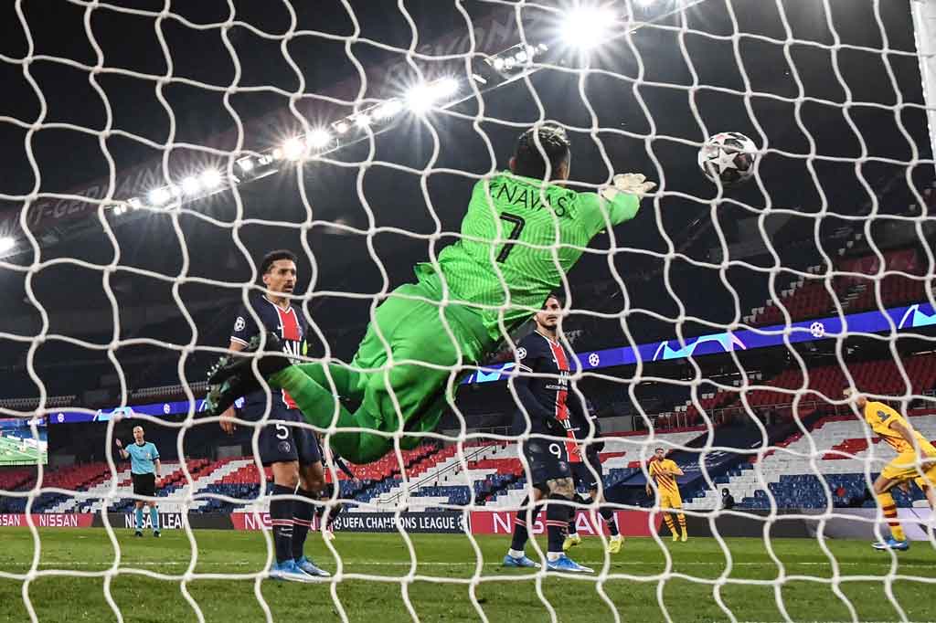 Barcelona yang tiba dengan beban membalikkan ketertinggalan 1-4 berusaha membongkar barisan pertahanan PSG. Mereka memiliki peluang bagus melalui Ousmance Dembele dan Sergino Dest, namun sayang masih bisa diredam oleh penampilan gemilang kiper Keylor Navas.