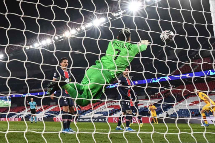 Barcelona yang tiba dengan beban membalikkan ketertinggalan 1-4 berusaha membongkar barisan pertahanan PSG. Mereka memiliki peluang bagus melalui Ousmance Dembele dan Sergino Dest, namun sayang masih bisa diredam oleh penampilan gemilang kiper Keylor Navas.