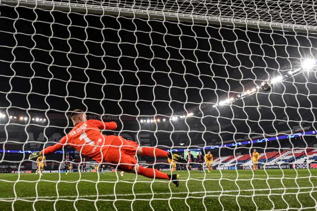 Tuan rumah justru unggul lebih dulu pada menit ke-30 melalui eksekusi penalti Kylian Mbappe setelah Mauro Icardi dilanggar oleh Clement Lenglet.