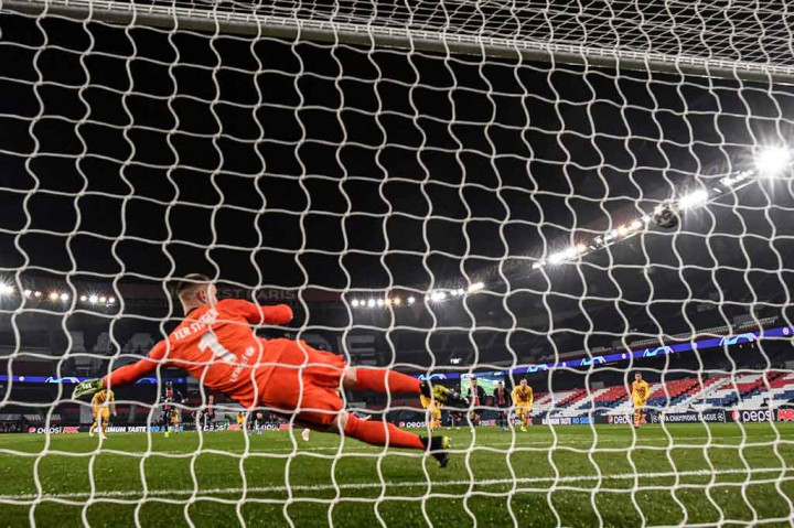 Tuan rumah justru unggul lebih dulu pada menit ke-30 melalui eksekusi penalti Kylian Mbappe setelah Mauro Icardi dilanggar oleh Clement Lenglet.