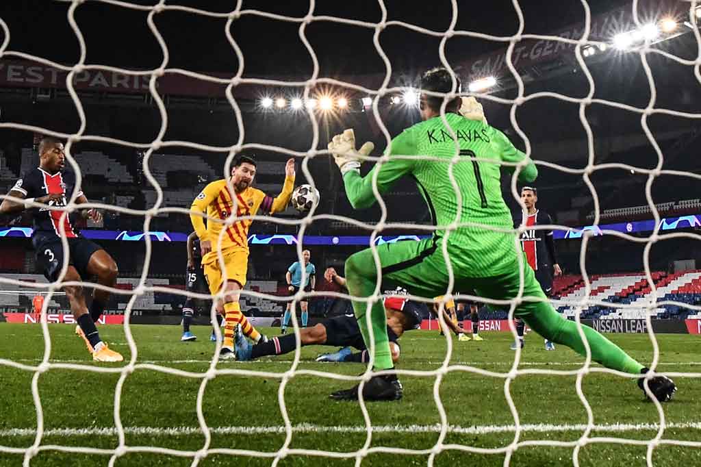 Barcelona berusaha menggebrak pertahanan tuan rumah lagi selepas turun minum, tetapi peluang bagus baru lahir pada menit ke-61 saat tembakan Messi membentur kerumunan pemain di kotak penalti PSG.