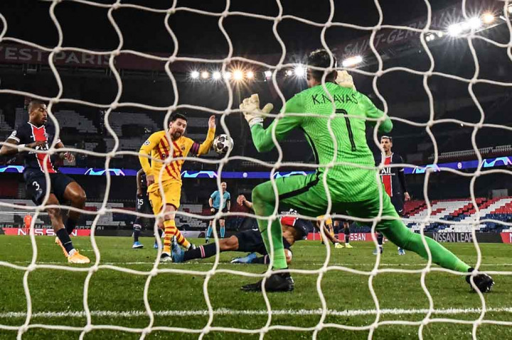 Barcelona berusaha menggebrak pertahanan tuan rumah lagi selepas turun minum, tetapi peluang bagus baru lahir pada menit ke-61 saat tembakan Messi membentur kerumunan pemain di kotak penalti PSG.