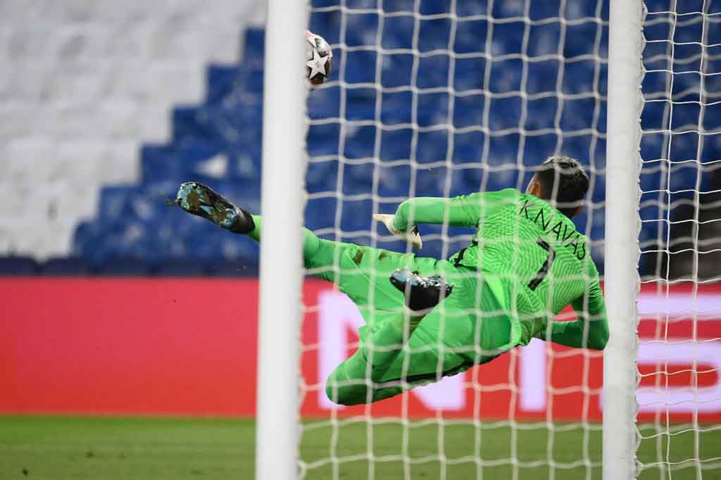 Navas kembali unjuk kebolehan saat sigap menggagalkan sundulan tajam Sergio Busquets di area tiang dekat pada menit ke-70. Dalam 20 menit terakhir pertandingan tampak berlangsung satu arah dengan Barca terus menyerang pertahanan PSG, tetapi gagal mencetak satu gol pun hingga laga usai.