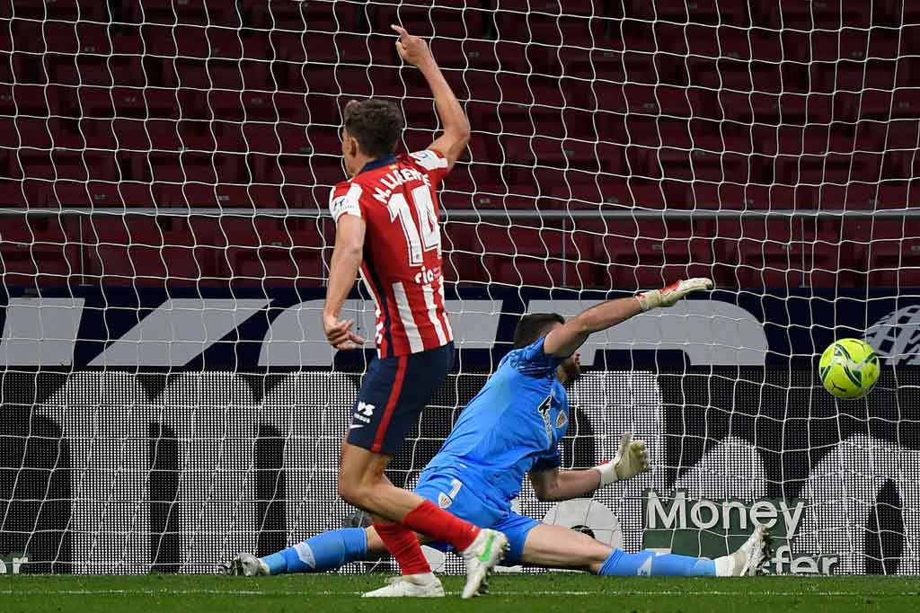 Atletico baru bisa menyamakan kedudukan lewat sundulan Marcos Llorente pada menit kedua waktu tambahan babak pertama. Skor 1-1 di babak pertama.