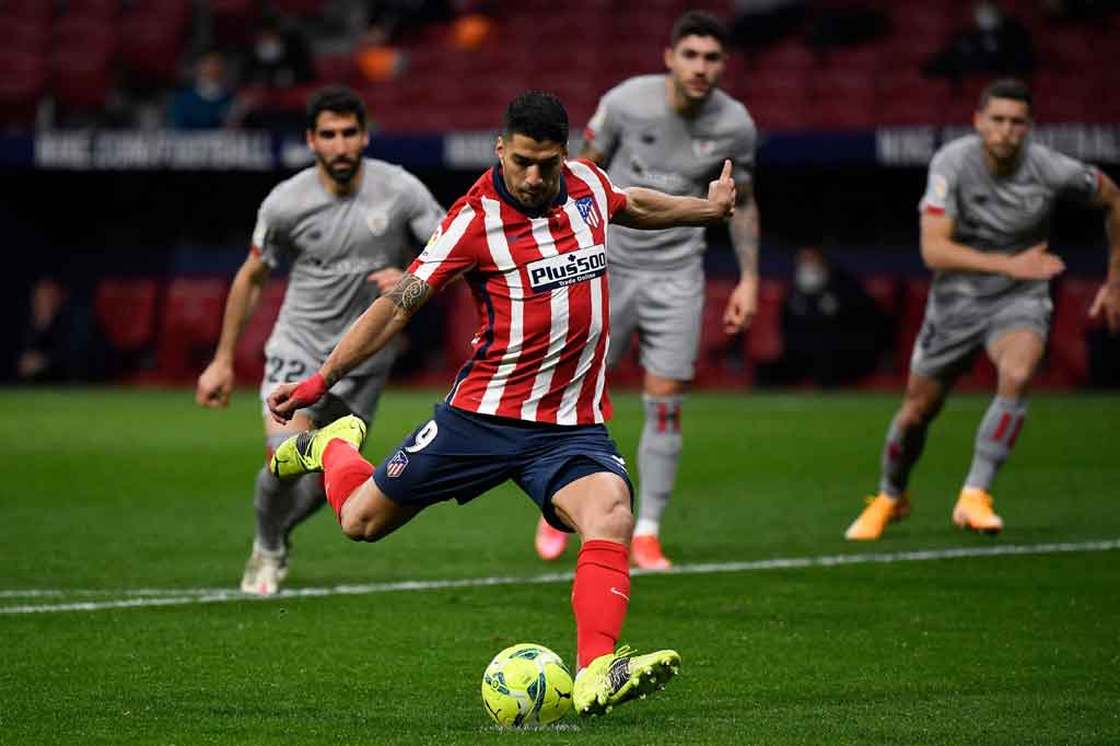 Tuan rumah balik menggebrak setelah jeda dan pencetak gol terbanyak Luis Suarez memaksa Unai Nunez melakukan pelanggaran yang membuat Atletico dihadiahi tendangan penalti. Suarez mengeksekusi sendiri tendangan penalti ini dan dengan meyakinkan menjaringkan bola ke gawang Bilbao.