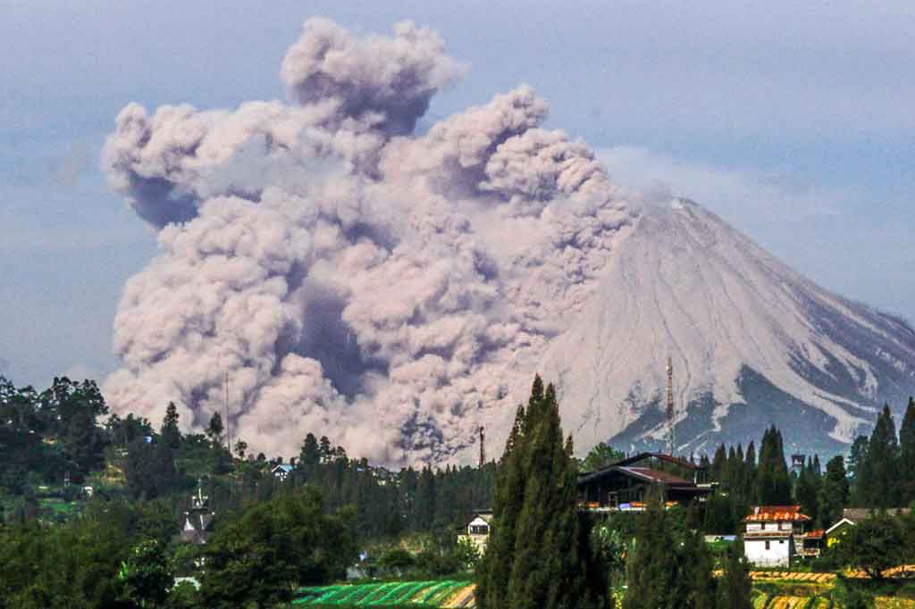 Gunung Sinabung di Kabupaten Karo, Provinsi Sumatera Utara, Kamis, 11 Maret 2021, mengalami erupsi yang disertai dengan awan panas guguran sebanyak dua kali dengan jarak luncur maksimum 3.000 meter.