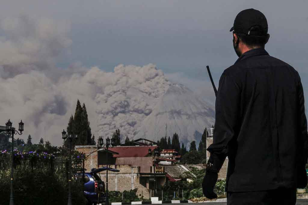 Erupsi pertama terjadi pukul 07.37 WIB, dengan tinggi kolom abu 1.000 meter ke arah barat dan barat daya. Sementara, erupsi kedua berlangsung sekitar pukul 07.45 WIB dengan kolom abu setinggi 700 meter. Abu erupsi Gunung Sinabung terpantau dibawa angin menuju barat dan barat laut.