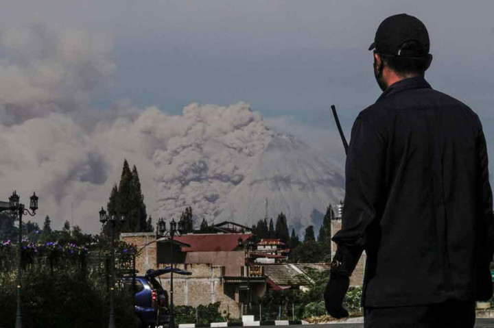 Erupsi pertama terjadi pukul 07.37 WIB, dengan tinggi kolom abu 1.000 meter ke arah barat dan barat daya. Sementara, erupsi kedua berlangsung sekitar pukul 07.45 WIB dengan kolom abu setinggi 700 meter. Abu erupsi Gunung Sinabung terpantau dibawa angin menuju barat dan barat laut.
