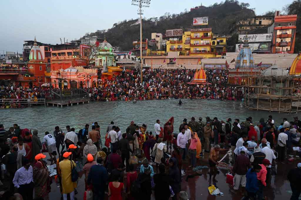Puluhan ribu umat Hindu menceburkan diri ke Sungai Gangga India pada Kamis, 11 Maret 2021, saat negara itu memulai salah satu perayaan keagamaan terbesar di dunia, bahkan ketika para pejabat melaporkan lonjakan terbesar kasus virus korona selama tiga bulan.
