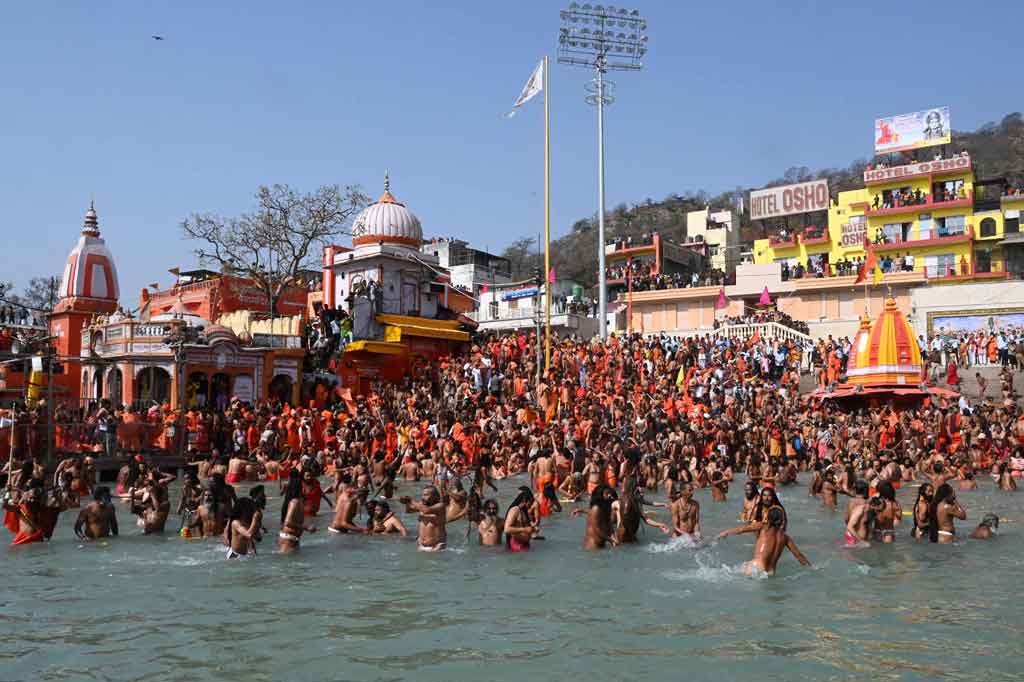 Kaum zuhud Hindu yang dikenal sebagai Naga sadhus, banyak yang telanjang dengan taburan abu dan membawa pedang atau trisula, memimpin orang-orang yang sedang mandi suci di Kumbh Mela, atau festival kendi, di kota utara Haridwar.