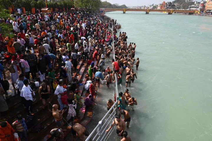 Umat Hindu yang taat percaya bahwa mandi di air Sungai Gangga membebaskan orang dari dosa, dan selama Kumbh Mela membawa keselamatan dari siklus hidup dan mati.