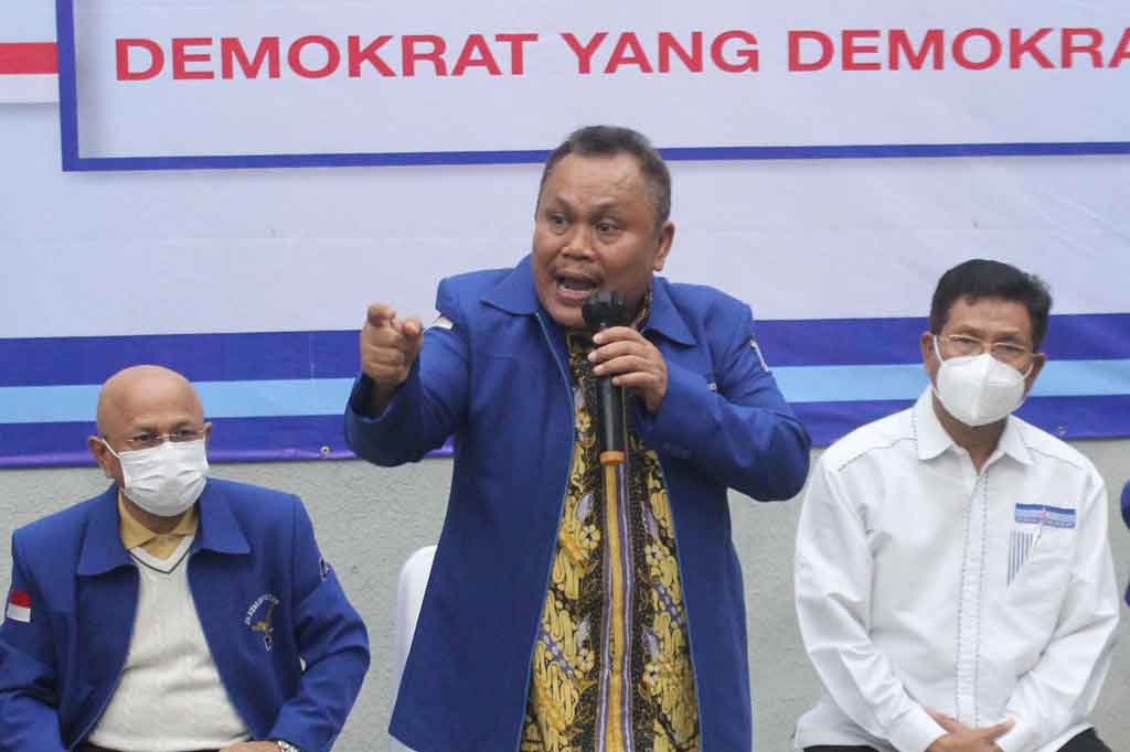 Sekjen Partai Demokrat versi KLB Jhonny Allen (ketiga dari kiri) memberikan keterangan pers terkait urgensi KLB Sibolangit di Jakarta, Kamis, 11 Maret 2021.