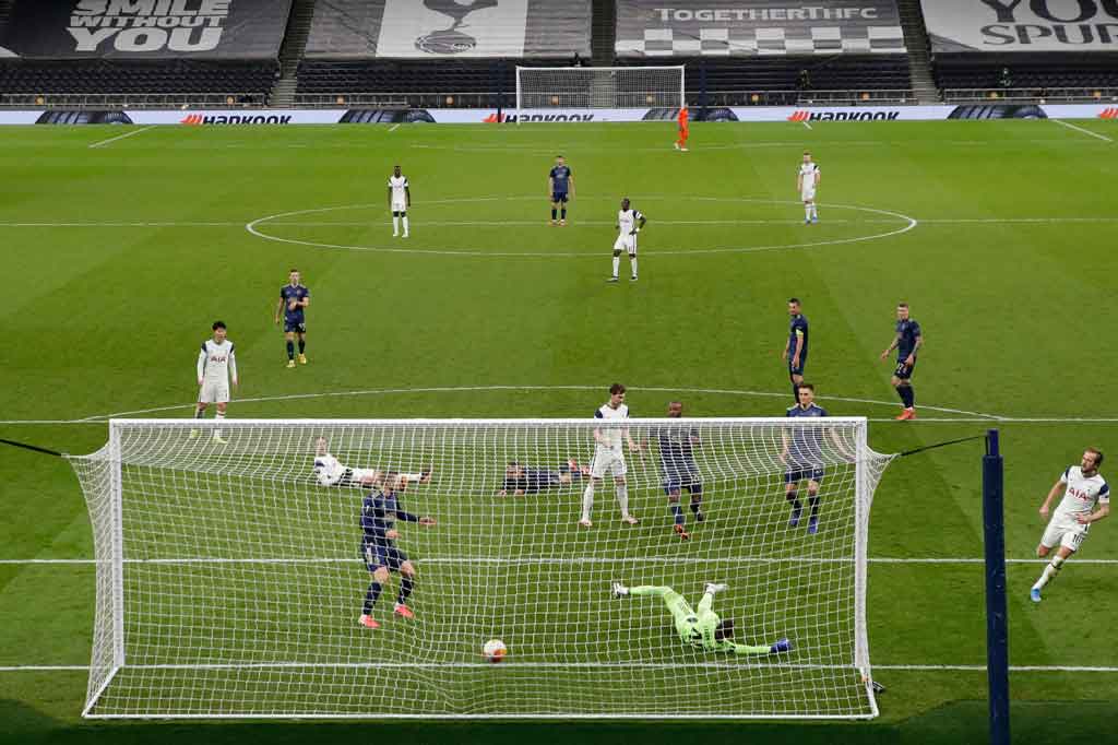 Tuan rumah menguasai jalannya pertandingan sejak awal laga. Dan pada menit ke-25 akhirnya berhasil memecah kebuntuan lewat sepakan Harry Kane menyambar bola muntah hasil tendangan Erik Lamela yang membentur tiang gawang. Skor 1-0 bertahan hingga jeda.