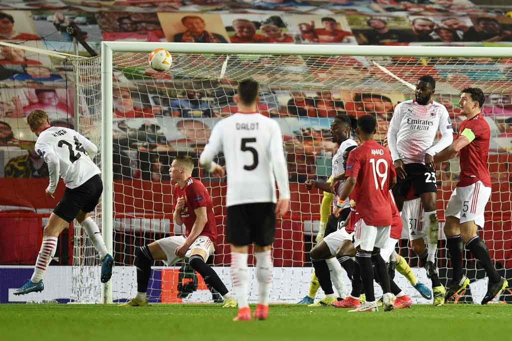 Gol yang dicetak Simon Kjaer di masa injury time  menghindarkan AC Milan dari kekalahan atas Manchester United di Stadion Old Trafford dalam pertandingan leg pertama babak 16 besar Liga Europa pada Jumat, 12 Maret 2021 dini hari WIB. Laga tersebut berakhir dengan hasil imbang 1-1.