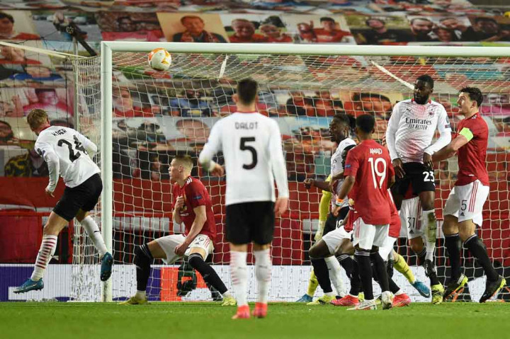 Gol yang dicetak Simon Kjaer di masa injury time  menghindarkan AC Milan dari kekalahan atas Manchester United di Stadion Old Trafford dalam pertandingan leg pertama babak 16 besar Liga Europa pada Jumat, 12 Maret 2021 dini hari WIB. Laga tersebut berakhir dengan hasil imbang 1-1.