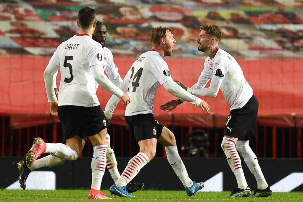 Simon Kjaer mencetak golnya pada menit kedua injury time babak kedua. Bek gaek asal Denmark itu menyambut sepak pojok Rade Krunic dengan tandukan tajam yang laju bolanya tak mampu dihentikan oleh kiper Dean Henderson.