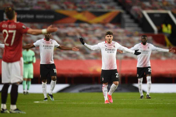 Milan sebelumnya telah dua kali menyarangkan bola ke gawang MU dalam 11 menit pertama pertandingan, tetapi keduanya dianulir oleh wasit Slavko dan Vincic. Kedua gol tersebut dicetak oleh Rafael Leao pada menit kelima dan Frank Kessie menit ke-11.