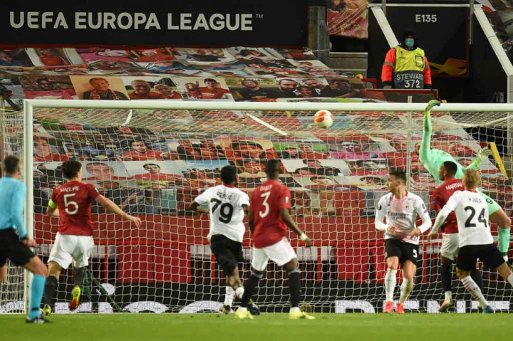 Pasukan Setan Merah sebetulnya punya peluang emas untuk memimpin pada menit ke-38 lewat kapten tim Harry Maguire. Sayang sepakan Maguire membentur tiang gawang.