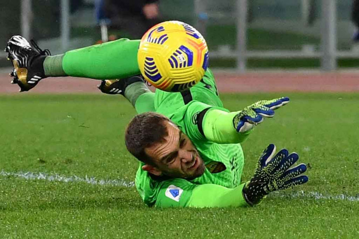 Shakhtar hampir memberi balasan instan empat menit kemudian. Beruntung kiper Pau Lopez sigap mengamankan gawangnya dari ancaman tembakan mendatar Junior Moraes.