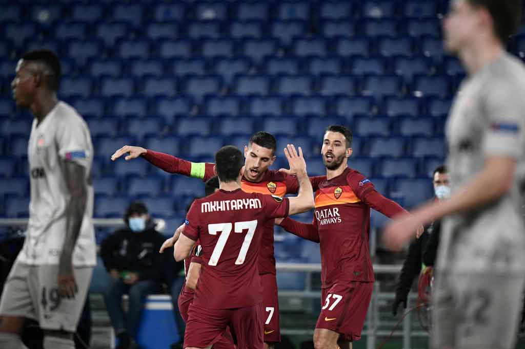 Lorenzo Pellegrini (tengah) melakukan selebrasi bersama rekan-rekan setimnya.