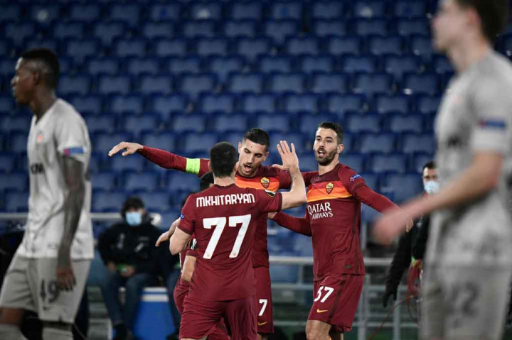 Lorenzo Pellegrini (tengah) melakukan selebrasi bersama rekan-rekan setimnya.