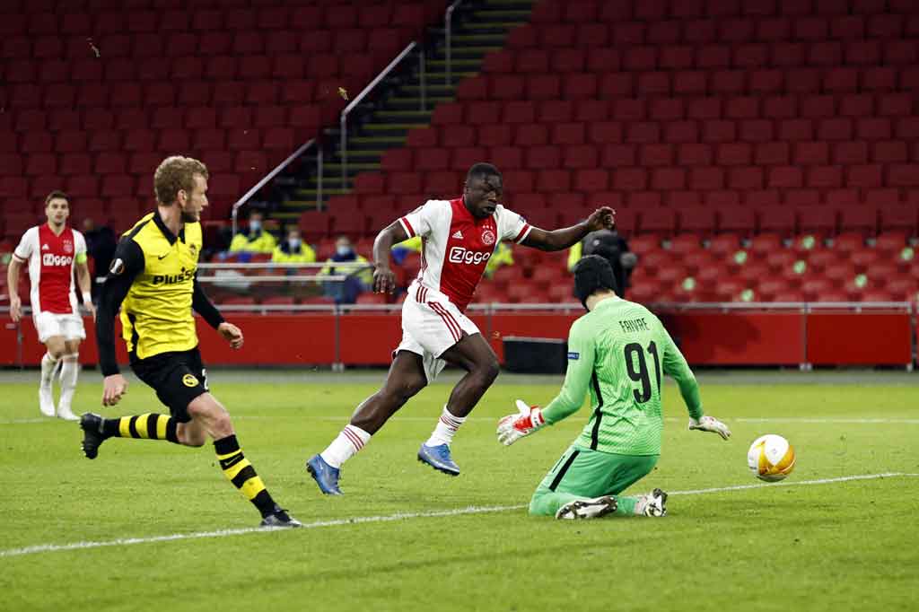 Talenta muda Brian Brobbey, melengkapi kemenangan Ajax menjadi 3-0 lewat golnya pada menit kedua injury time. Masuk menggantikan David Neres pada menit ke-83, Brobbey melakukan satu sentuhan menyambut umpan Gravenberch sebelum melepaskan tembakan kaki kiri ke bawah badan Favre.