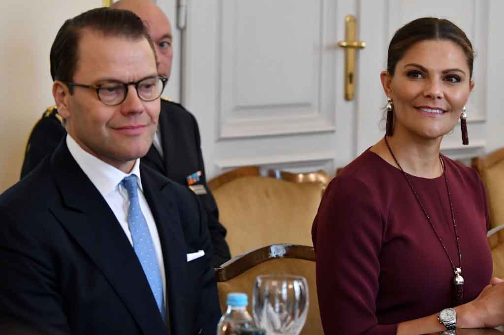 Sebagai putri mahkota, Victoria yang berusia 43 tahun merupakan penerus takhta Swedia berikutnya yang saat ini dipegang oleh sang ayah, Raja Karl XVI Gustaf. Raja dan Ratu Silvia telah divaksin covid-19.