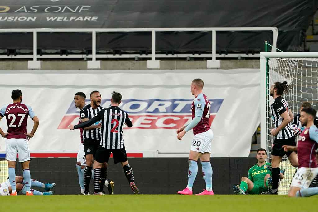 Gol penghujung laga yang dicetak Jamaal Lascelles membawa Newcastle United mengimbangi Aston Villa 1-1 dalam laga pekan ke-28 Liga Inggris di Stadion St. James Park, Newcastle, Inggris, Sabtu, 13 Maret 2021 dini hari WIB.