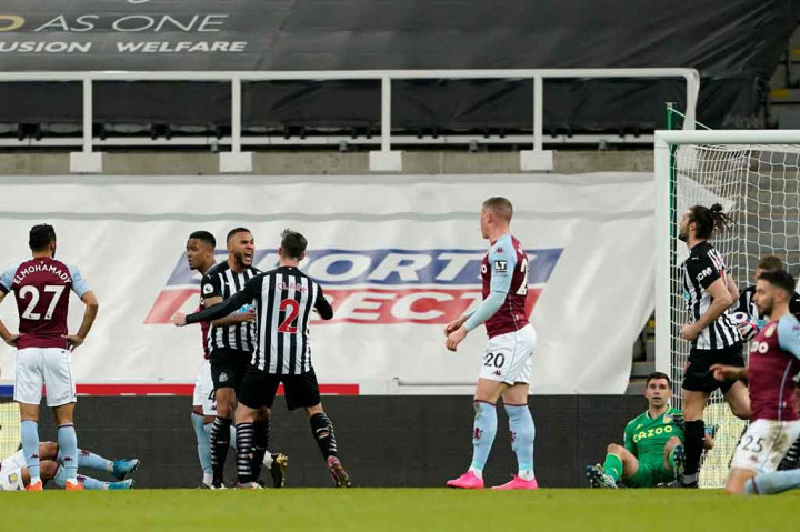 Gol penghujung laga yang dicetak Jamaal Lascelles membawa Newcastle United mengimbangi Aston Villa 1-1 dalam laga pekan ke-28 Liga Inggris di Stadion St. James Park, Newcastle, Inggris, Sabtu, 13 Maret 2021 dini hari WIB.