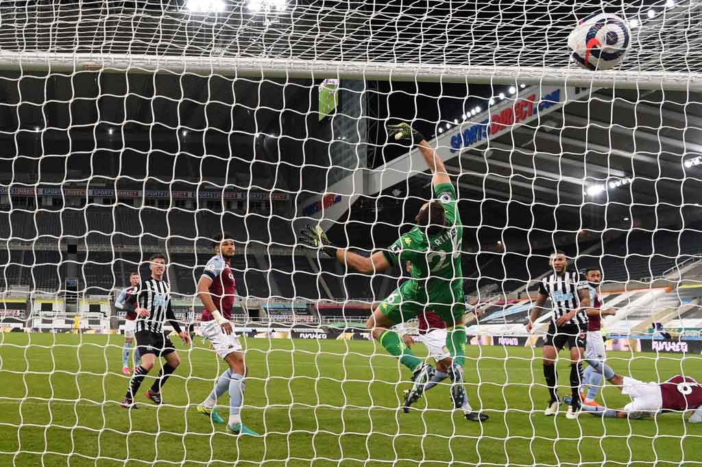 Lascelles mencetak golnya tepat di menit terakhir injury time pertandingan saat ia merangsek membantu serangan Newcastle dan mampu menemui umpan silang Jacob Murphy dengan tandukan tajam ke gawang tim tamu.