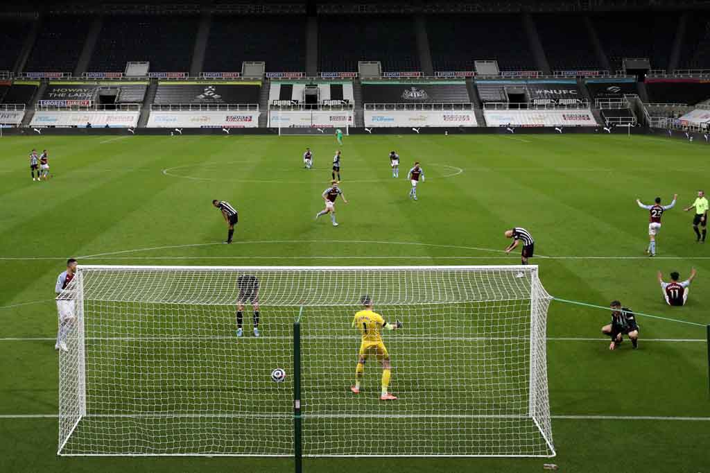 Reaksi para pemain kedua kesebelasan usai Watkins menjebol gawang tuan rumah.