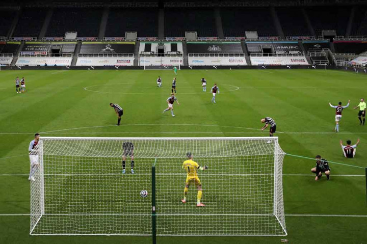 Reaksi para pemain kedua kesebelasan usai Watkins menjebol gawang tuan rumah.