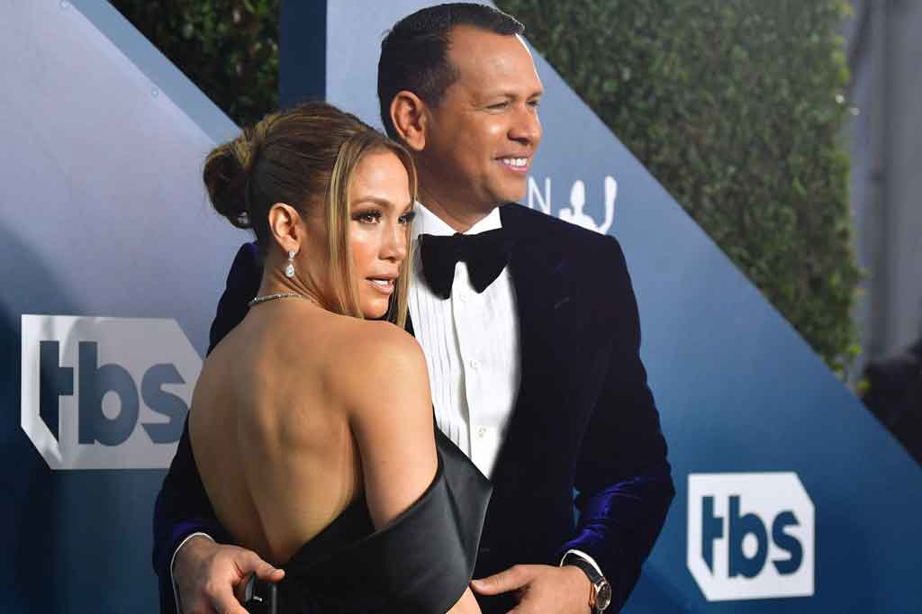 JLo dan ARod bertunangan pada Maret 2019, dengan mantan pemain Yankee itu melamar dengan cincin berlian berhiaskan potongan zamrud senilai USD 1 juta.