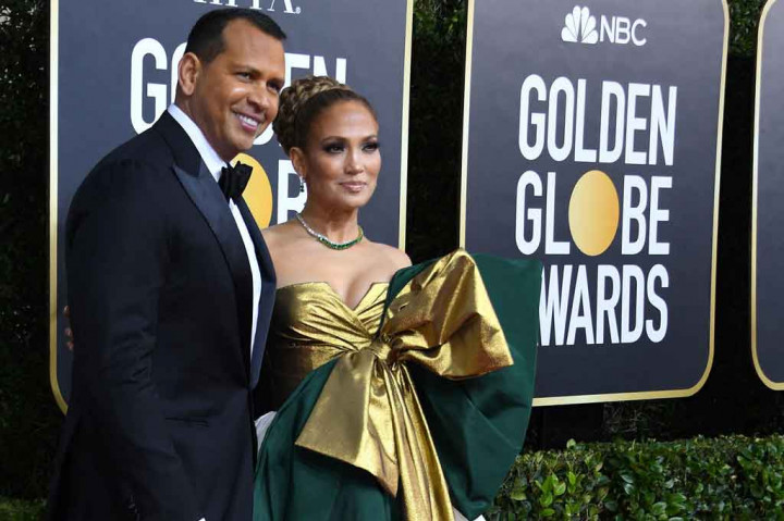 Pasangan itu awalnya bertemu pada akhir 1990-an saat JLo menandatangani foto untuk ARod, suvenir yang dipegang bintang MLB selama 'hampir 20 tahun'.  Keduanya akhirnya menjalin hubungan asmara sejak 2017.