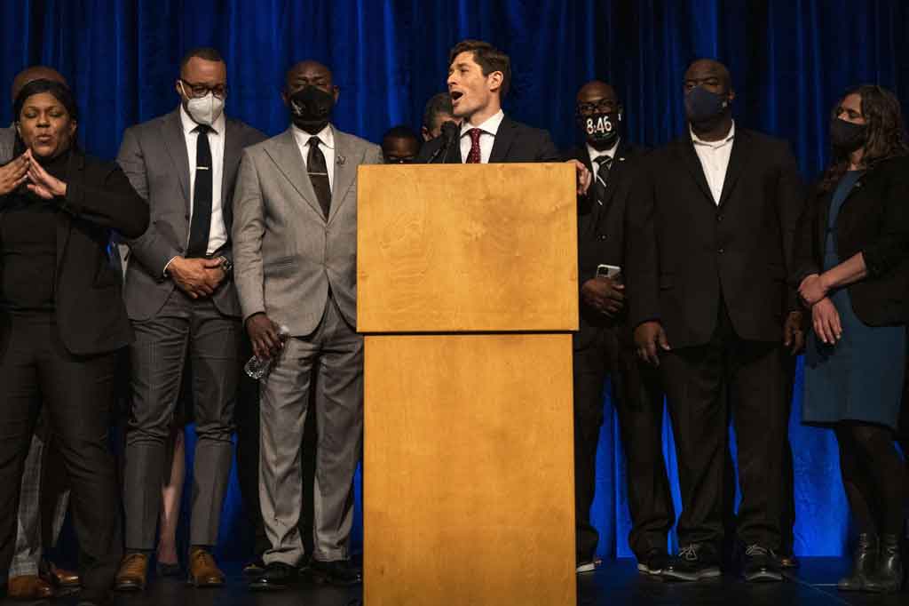 Wali Kota Minneapolis Jacob Frey (tengah) berbicara selama konferensi pers di Minneapolis, Minnesota, Jumat, 12 Maret 2021 waktu setempat.