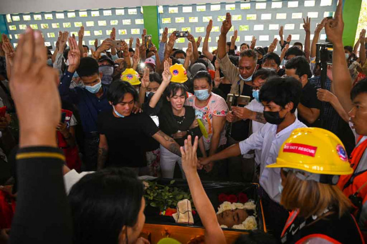 Kerabat dan para pelayat memberikan penghormatan terakhir saat prosesi pemakaman seorang pengunjuk rasa yang tewas dalam demonstrasi menentang kudeta militer di Yangon pada Sabtu, 13 Maret 2021.