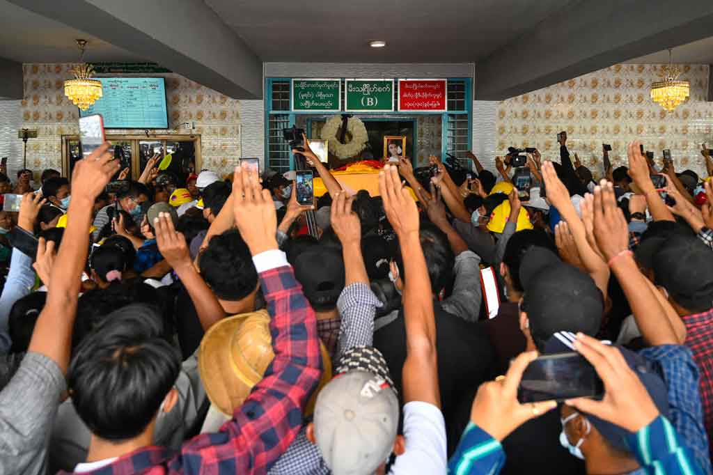 Media domestik melaporkan dua pengunjuk rasa tewas dalam penembakan oleh polisi di distrik Tharketa, ibu kota komersial Myanmar, Yangon, Jumat, 12 Maret 2021 malam. DVB News mengatakan polisi menembaki kerumunan yang berkumpul di luar kantor polisi Tharketa menuntut pembebasan rekan mereka yang ditangkap.