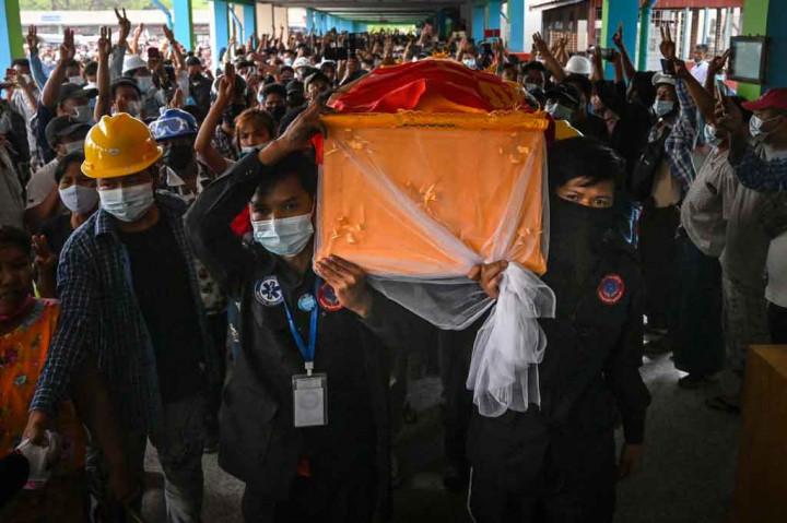 Poster-poster tersebar di media sosial yang menyerukan kepada orang-orang turun ke jalan untuk memprotes junta dan untuk menandai peringatan kematian Phone Maw, yang ditembak mati oleh pasukan keamanan pada 1988 di tempat yang kemudian dikenal sebagai kampus Institut Teknologi Rangoon.