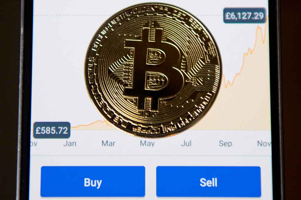 Harga aset kripto Bitcoin dan Ethereum kembali ke level harga tertingginya pada beberapa hari ini, Sabtu, 13 Maret 2021, masing-masing di atas Rp800 juta dan Rp26,4 juta, setelah sempat menurun.