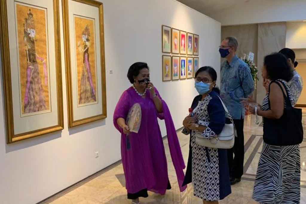 Pelukis seni kultural Sasya Tranggono memulai pameran lukisan wayang di Hotel Hilton Singapura, Sabtu, 13 Maret 2021. Ada delapan lukisan yang ditampilkan dalam pemeran yang akan berlangsung tiga pekan tersebut.