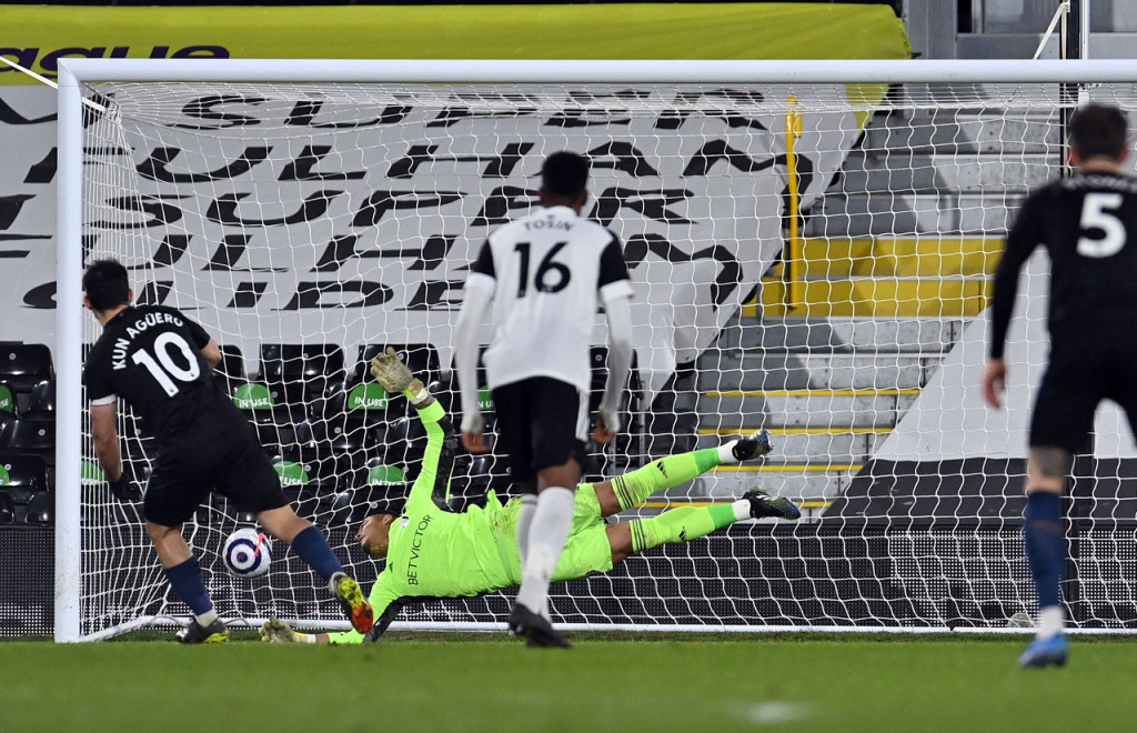 Sergio Aguero saat melakukan tendanan penalti ke gawang Fulham.