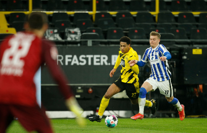 Kedua tim gagal mencetak gol hingga turun minum. Babak pertama ditutup dengan skor kacamata 0-0.